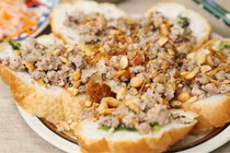 Món bánh mì hấp Sài Gòn có gì đặc biệt mà hút khách đến vậy?