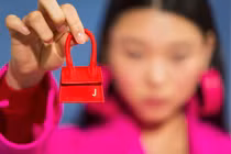 Dòng túi tí hon chỉ đựng vừa thỏi son có gì hot?