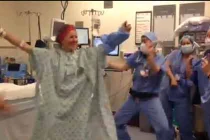 Bệnh nhân ung thư nhảy múa trước phẫu thuật