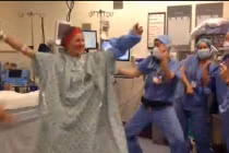 Bệnh nhân ung thư nhảy múa trước phẫu thuật