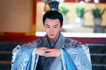 Mối tình điên loạn giữa Hoàng đế và vú nuôi già chấn động