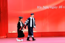 Hiệu trưởng dắt tay nữ sinh mắc bại não nhận bằng tốt nghiệp