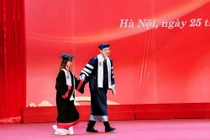 Hiệu trưởng dắt tay nữ sinh mắc bại não nhận bằng tốt nghiệp