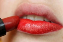 Mách mẹ bầu cách chọn và dùng son an toàn cho cả mẹ và thai nhi