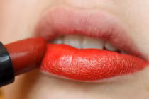 Mách mẹ bầu cách chọn và dùng son an toàn cho cả mẹ và thai nhi