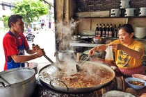 Kinh dị nồi súp bò hầm “siêu to khổng lồ” nấu bán suốt 45 năm