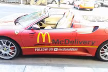 McDonald's chơi trội dùng siêu xe Ferrari F430 Spider giao hàng