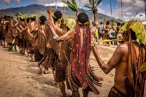 Tập tục lạ của bộ lạc biệt lập nhất thế giới ở Indonesia