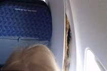 Máy bay nứt giữa không trung, hành khách hoảng hồn