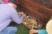 "Lên đời" nhờ may mắn phát hiện kho báu từ đồ vật cũ