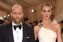 Vợ tài tử “Người vận chuyển” siêu quyến rũ với loạt váy áo sexy