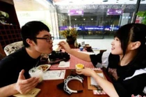 Quán cà phê có hầu gái hot girl phục vụ khách tận miệng