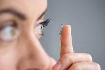 Đeo kính áp tròng thường xuyên nguy hiểm rình rập, thậm chí gây mù 
