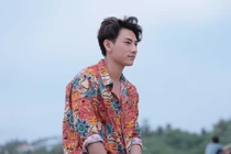 “Cười rụng răng” với loạt sao nam Việt mặc áo hoa hòe sặc sỡ 