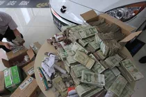 Vác 10 thùng tiền lẻ đi tậu xe hơi 