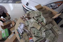 Vác 10 thùng tiền lẻ đi tậu xe hơi 