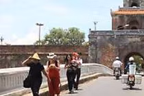 Báo Tây “chê” giá cả hàng hóa Việt đắt