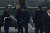 Tổng thống Donald Trump hai lần nhặt mũ cho lính Mỹ