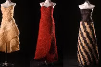 Ngắm những bộ váy siêu độc đáo từ bao cao su