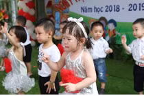 Video: Bé gái vừa khóc vừa cố múa đúng nhịp “cưa đổ” dân mạng