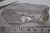 Phát hiện kim cương khủng nặng hơn 400 carat