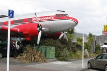 Cửa hàng xa hoa của McDonald trong cabin máy bay 