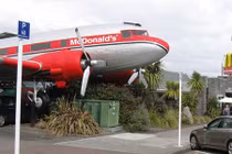 Cửa hàng xa hoa của McDonald trong cabin máy bay 