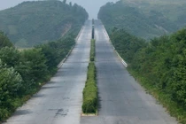 Choáng đường cao tốc Triều Tiên rộng thênh thang nhưng vắng tanh 