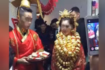 Cô dâu đeo vàng vẹo cổ trong đám cưới xa hoa