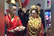 Cô dâu đeo vàng vẹo cổ trong đám cưới xa hoa