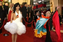 Thảm họa thời trang trên thảm đỏ Oscar khiến fan “ném đá” tơi tả