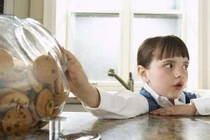 Làm những điều này, trẻ không bao giờ dám lặp lại thói quen “tắt mắt”