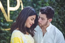 Hoa hậu thế giới 2000 hạnh phúc bên tình trẻ trước thềm đám cưới