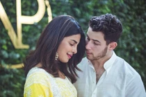 Hoa hậu thế giới 2000 hạnh phúc bên tình trẻ trước thềm đám cưới