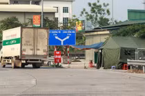 Chốt kiểm soát COVID-19 có cũng như không, cán bộ "ngồi chơi xơi nước" cả buổi