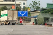 Chốt kiểm soát COVID-19 có cũng như không, cán bộ "ngồi chơi xơi nước" cả buổi