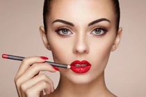 Cách tô son môi căng mọng như chuyên gia trang điểm