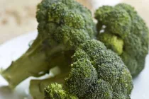 Xoa súp lơ lên mặt để.. chống nắng và ung thư