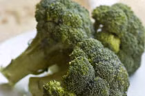 Xoa súp lơ lên mặt để.. chống nắng và ung thư