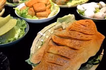 Khó tin nổi những bàn tiệc cực xa hoa từ đá quý