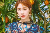 Đã sang U40, Yoo In Na vẫn ăn mặc thời thượng và gợi cảm vô cùng