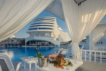 Mê mẩn lạc vào khách sạn Titanic xa hoa