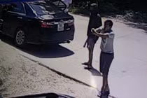 Thanh Hóa: Hàng chục tên côn đồ nổ súng, phi dao truy sát 1 gia đình 