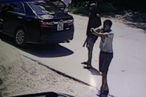 Thanh Hóa: Hàng chục tên côn đồ nổ súng, phi dao truy sát 1 gia đình 