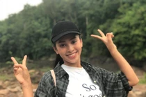 Ngắm nhan sắc Tiểu Vy khi để mặt mộc và mặc quần áo bình dị