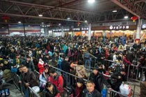 Dân Trung Quốc ùn ùn về quê ăn Tết gây quá tải