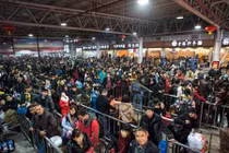 Dân Trung Quốc ùn ùn về quê ăn Tết gây quá tải