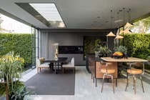 Nhà bếp cũ kỹ bỗng tràn đầy sức sống nhờ vườn cây xanh