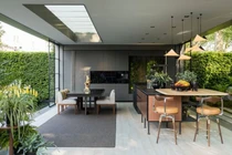 Nhà bếp cũ kỹ bỗng tràn đầy sức sống nhờ vườn cây xanh