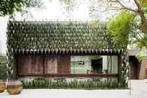 Mê mẩn ngôi nhà được bao phủ hơn 3.500 bình hoa